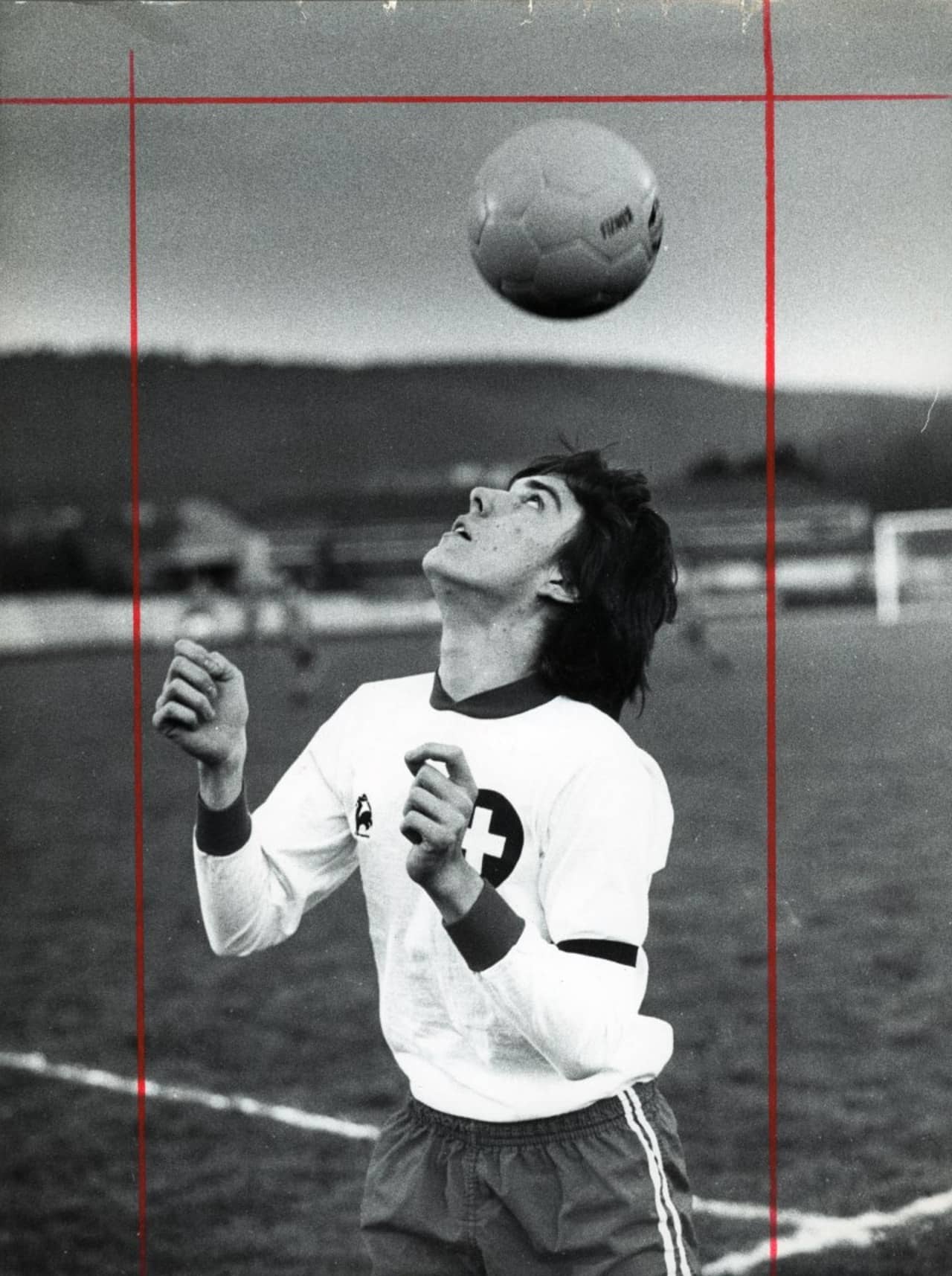 Fredy Scheiwiller, Fussballer des FC Zürich nimmt einen Ball mit dem Kopf ab. 