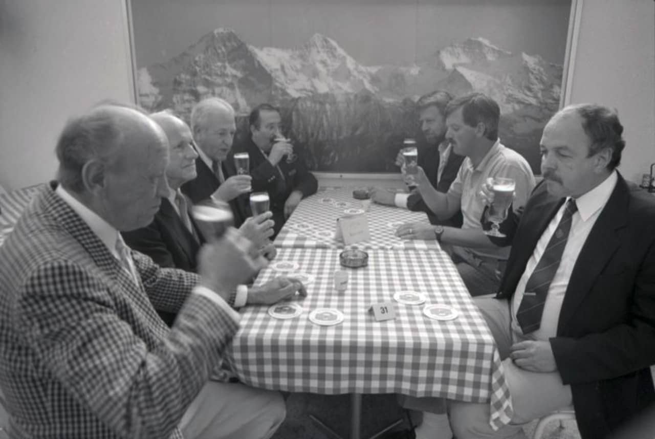 Männer an einem Tisch bei einem Biertest. 