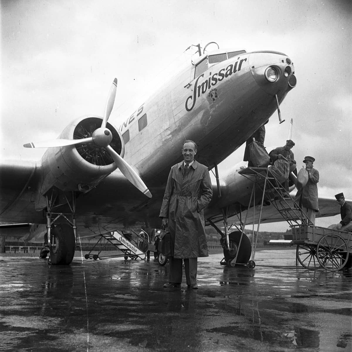 Mann steht vor einem Flugzeug 1947