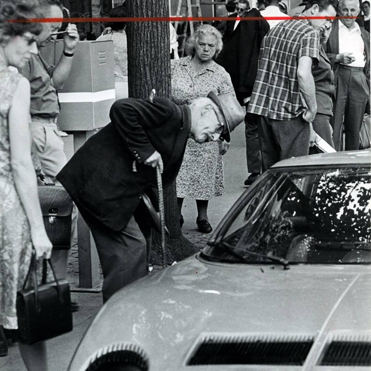 Passanten betrachten den Lamborghini Miura in Zürich 1967