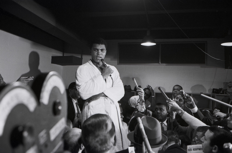 Muhammad Ali sprich vor den Medien