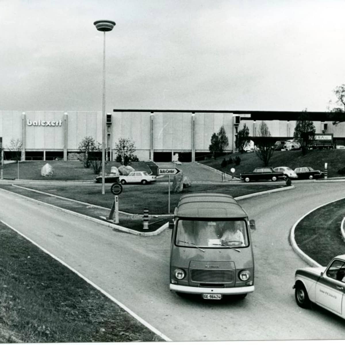 Autozufahrtvor einem Gebäude.