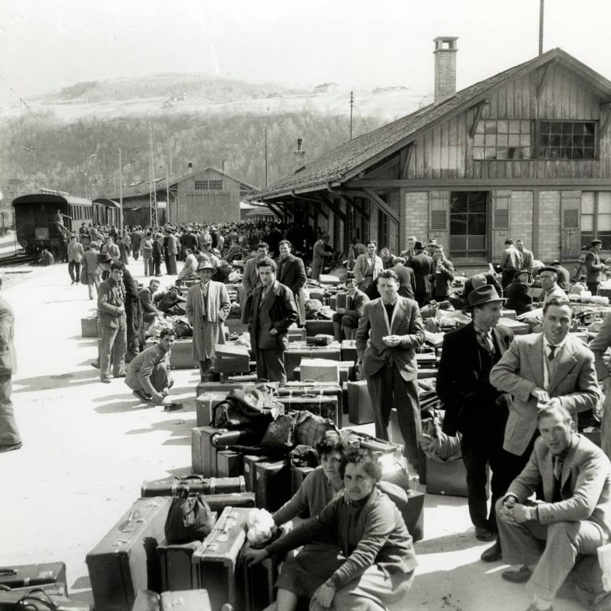 Bahnhof mit zahlreichen Reisenden