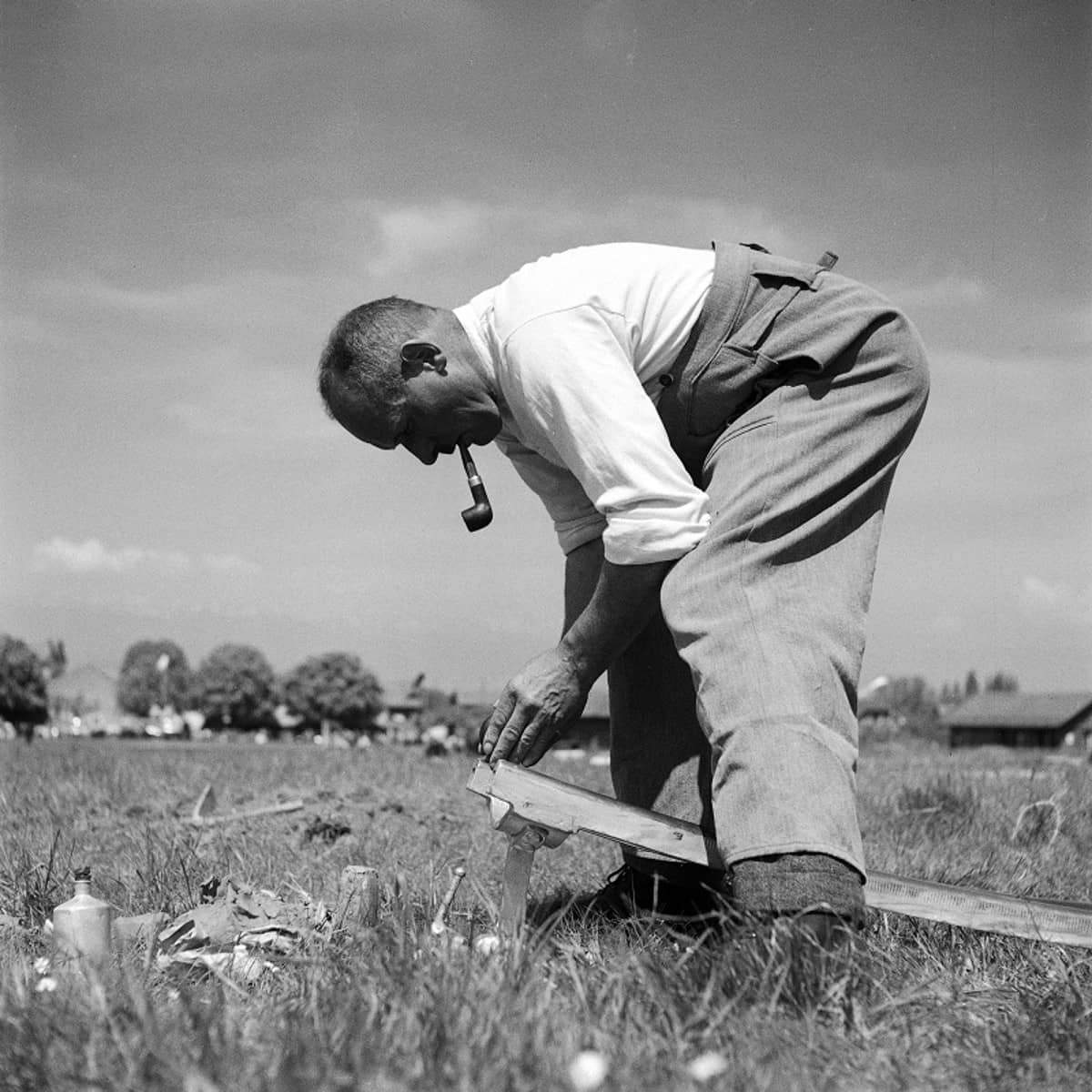 Hornuss-Spieler in einem Feld