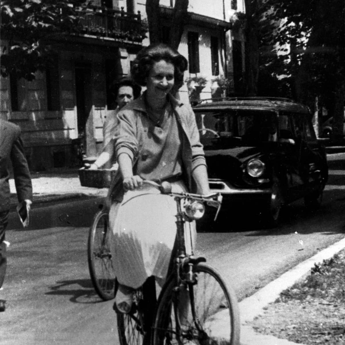 Eine junge Frau fährt Fahrrad