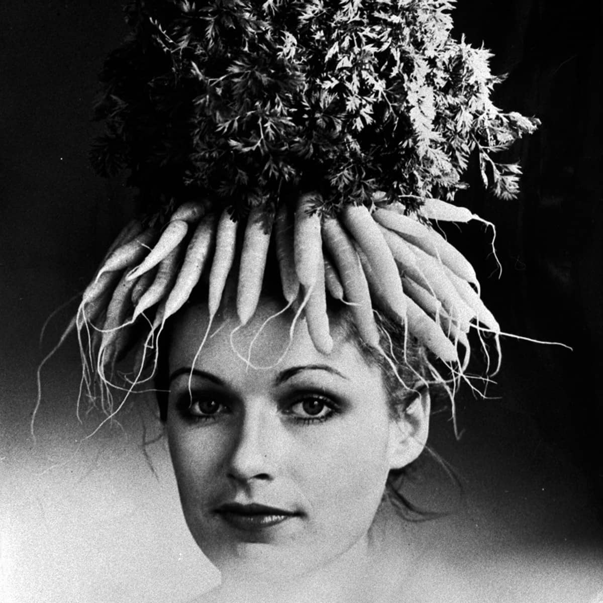 Bild einer Frau mit Gemüse auf dem Kopf