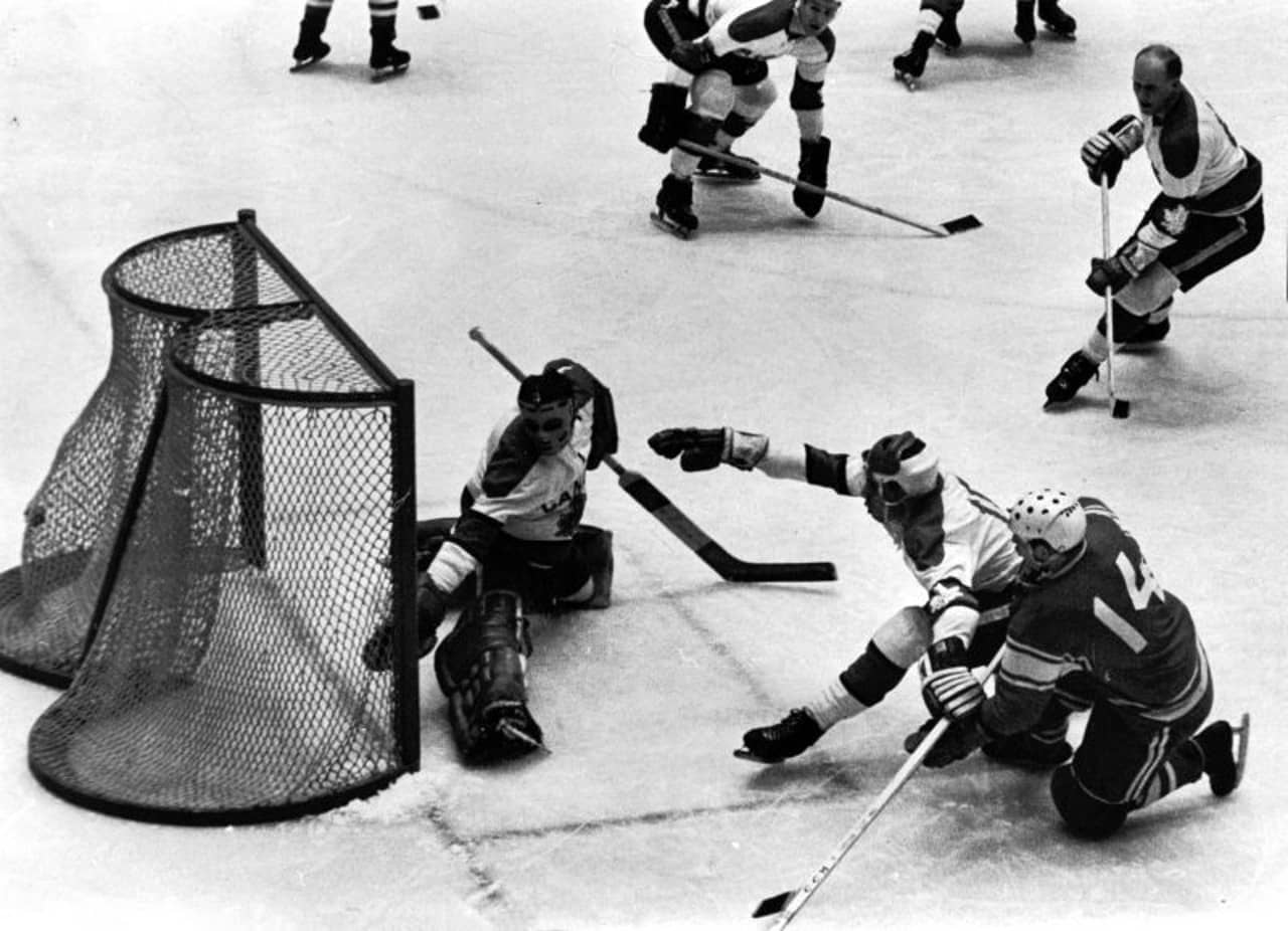 Eishockeyspieler vor dem Tor auf Eisfeld 