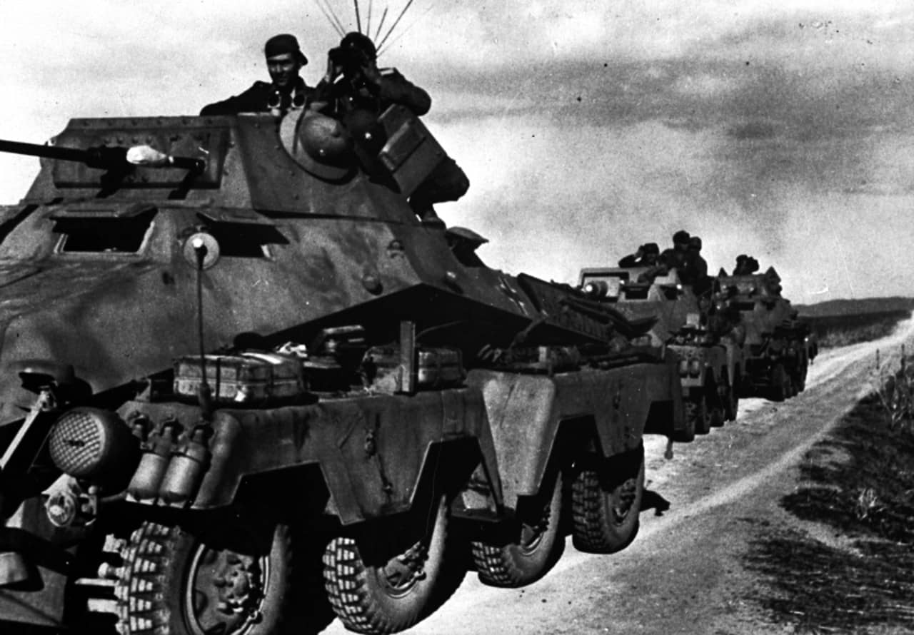 Deutsche Soldaten auf drei Panzern. 