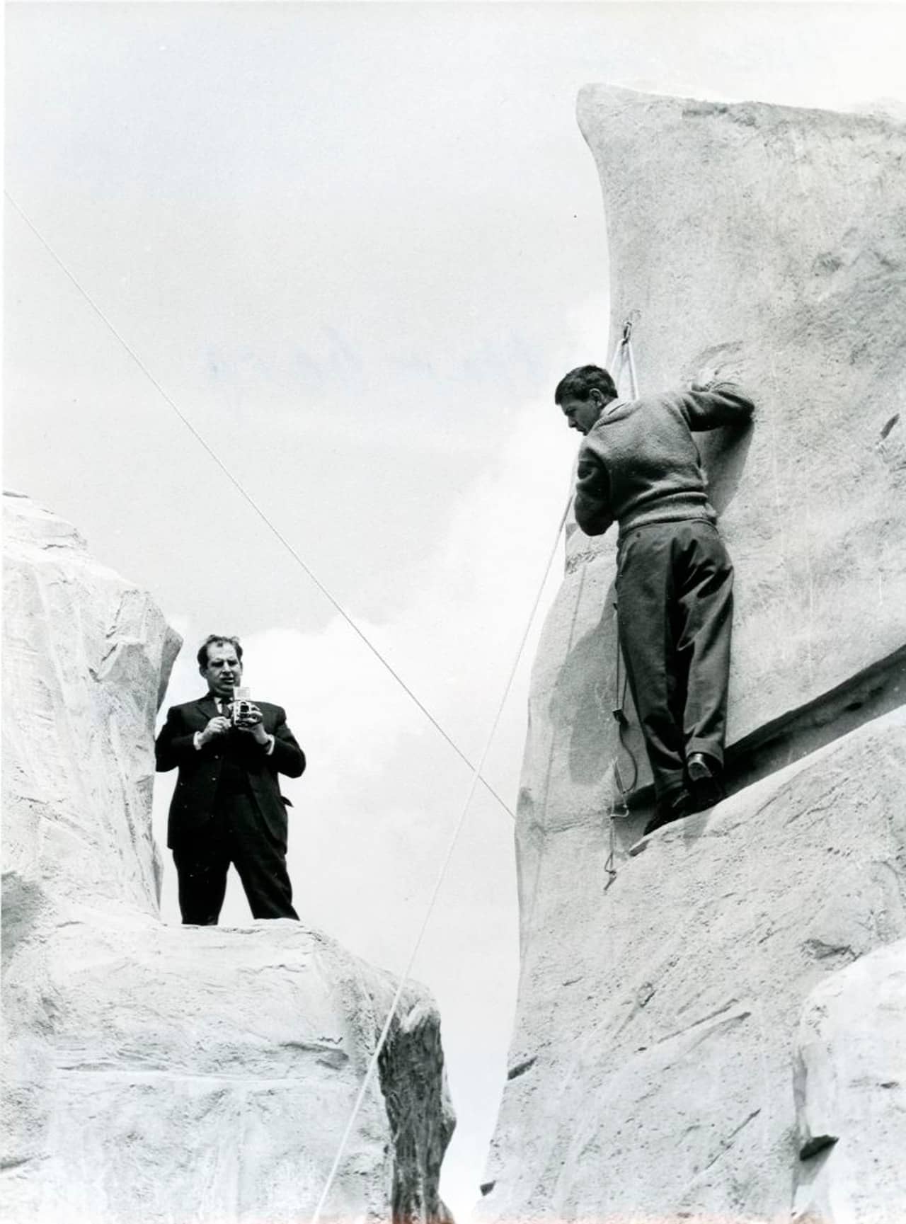 Fotograf Siegfried Kuhn am Kletterberg an der HYSPA in Bern, 1961.