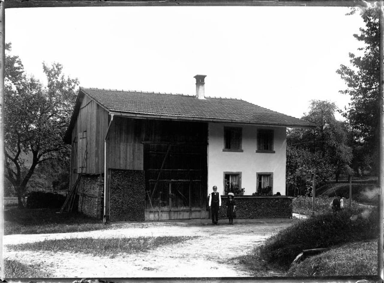 Ein Mann und ein Mädchen stehen vor einem Haus. 