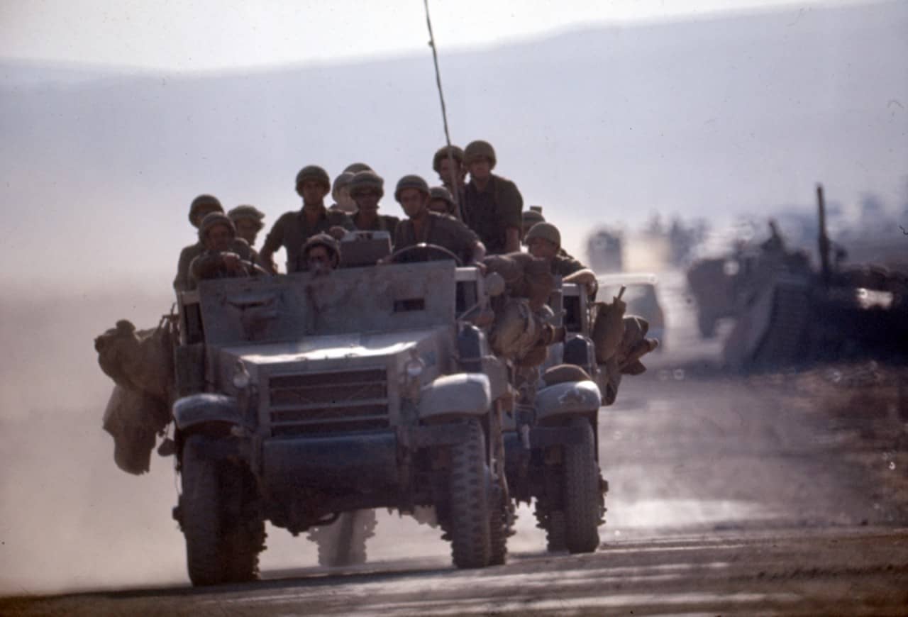 Eine Gruppe von israelischen Soldaten fährt auf einem Panzer während des Oktoberkrieges 1973.