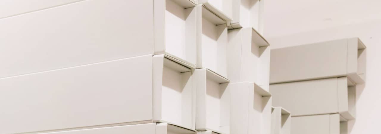 gestapelte Archivschachteln für Pläne