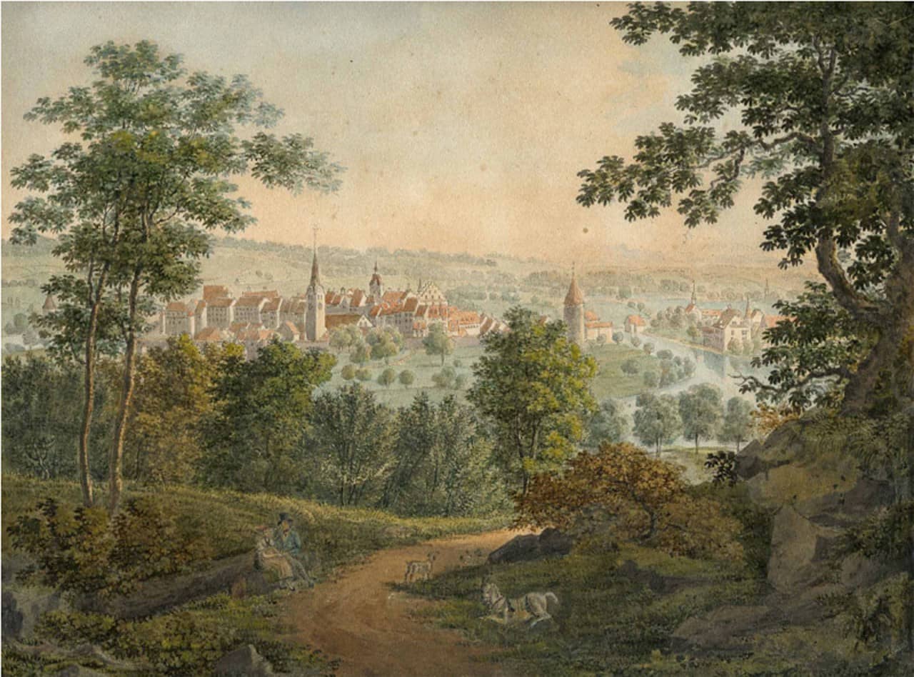 Kolorierte Zeichnung auf Papier. Blick von Waldrand aus auf die Stadt Bremgarten und den Fluss Reuss im Hintergrund. Im Vordergrund ist ein Waldweg mit zwei Personen auf einem Stein sitzend, ein Hund und ein liegendes Pferd mit Sattel zu sehen. Rechts im Bild ist ein grosser Baum und Steine an Wegrand abgebildet.