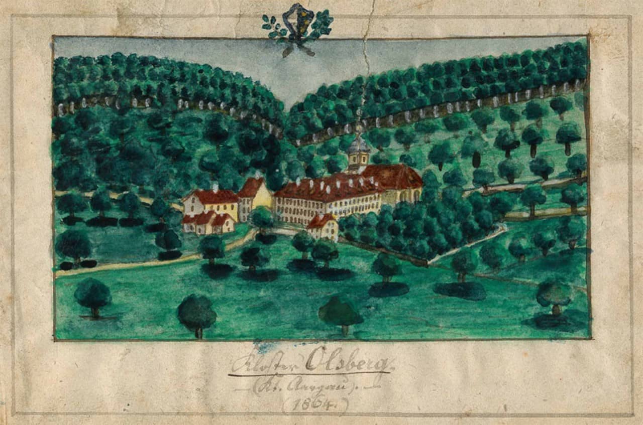 Kolorierte Zeichnung auf Papier mit einem Riss. Ansicht des Klosters Oslberg mit Wald und Hügellandschaft. In der Mitte oben ist eine Art Wappen mit Zweigen zu sehen. Unten handschriftliche Erwähnung das es sich um das Kloster Olsberg, Kanton Aargau, 1864 handelt. Gesamtes Bild ist von einem gezeichneten Rahmen umgeben. 