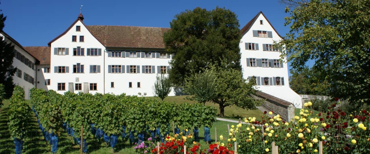 Aussenansicht der Klosterräumlichkeiten der Kantonsschule Wettingen mit Park im Vordergrund
