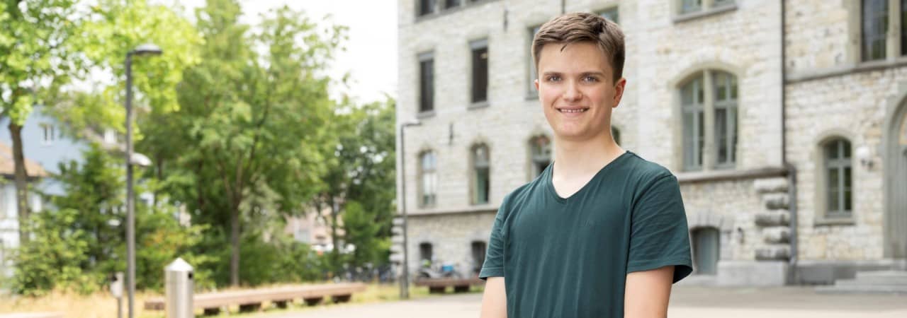 Junge steht auf Pausenplatz