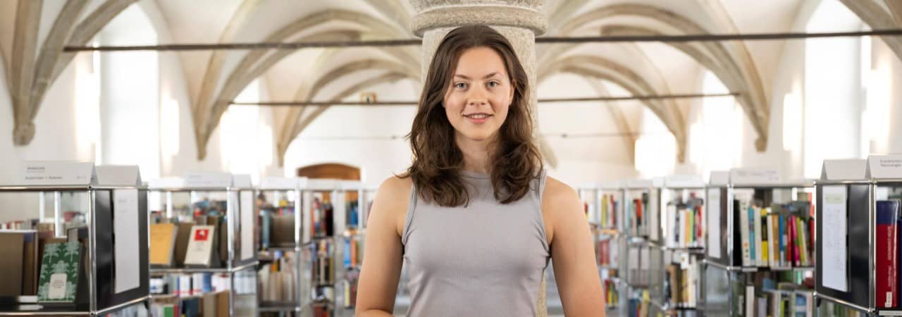 Mädchen lehnt an Säule 