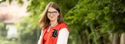 Mädchen steht auf Rasen