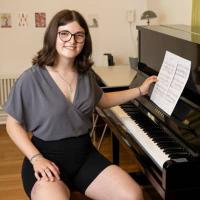 Maria-Elena belegt das Spitzenförderungsprogramm Instrumentalmusik und Gesang.