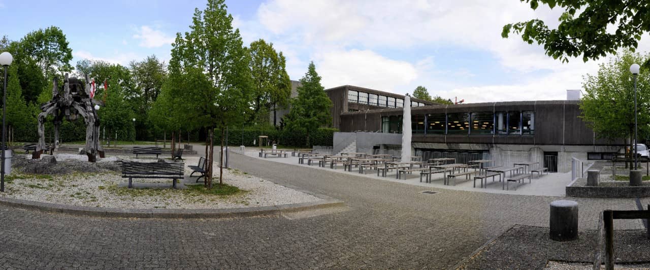 Gebäude der Kantonsschule Zofingen mit Aussenanlage im Vordergrund