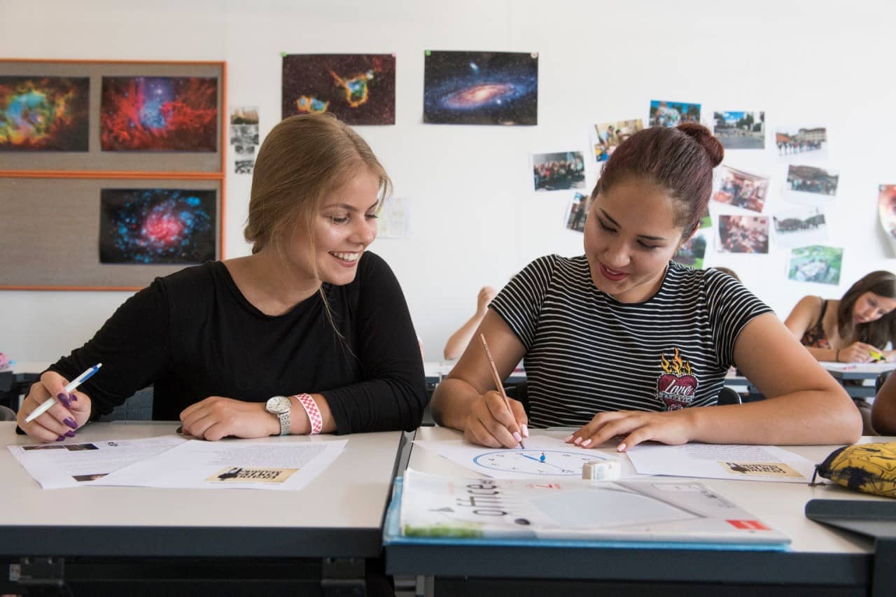 Zwei Schülerinnen lösen gemeinsam eine Aufgabe im Unterrichtcht