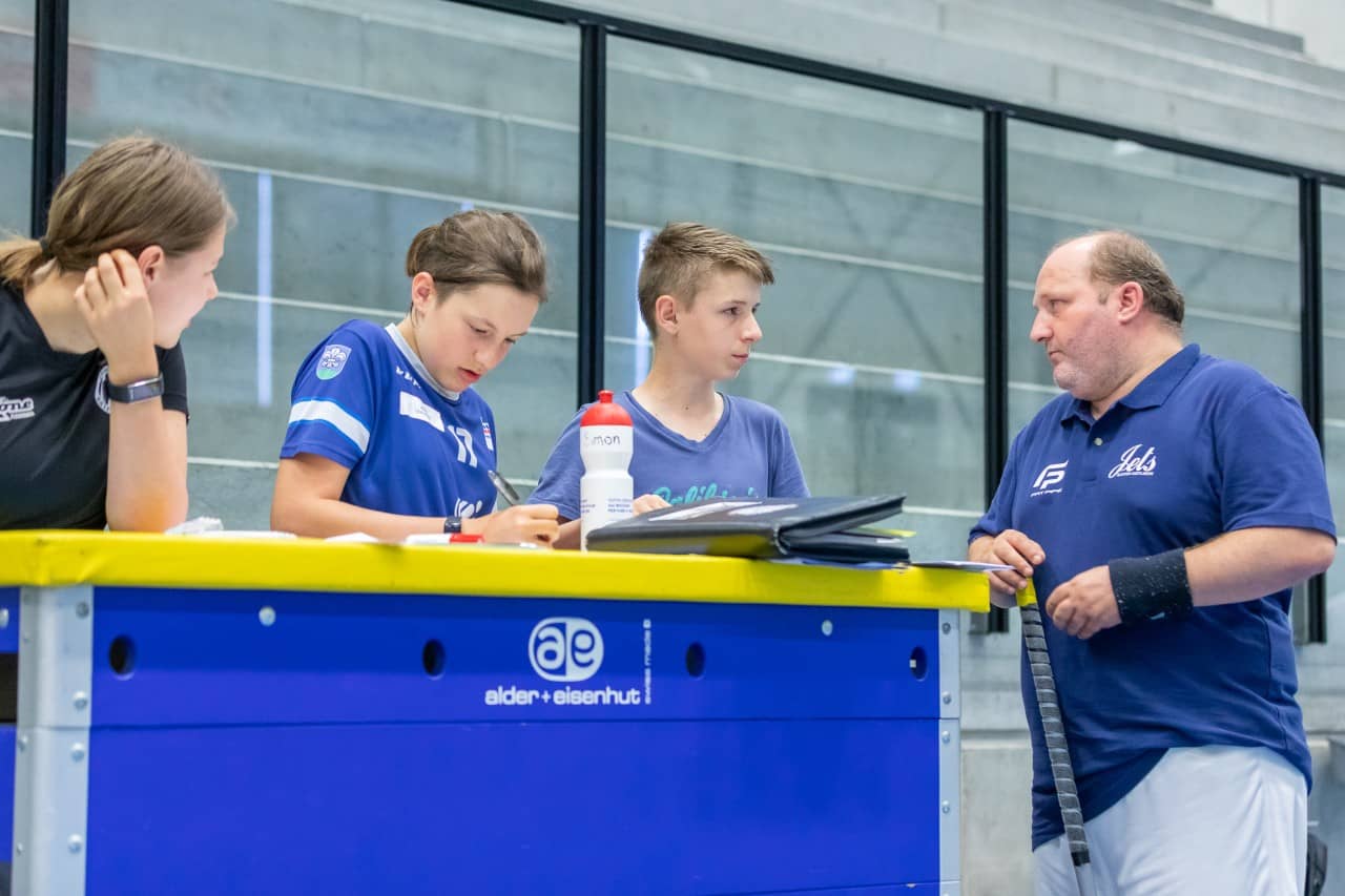 Drei zukünftige 1418coaches stehen mit dem Kursleiter um den Schwedenkasten und besprechen das Training.