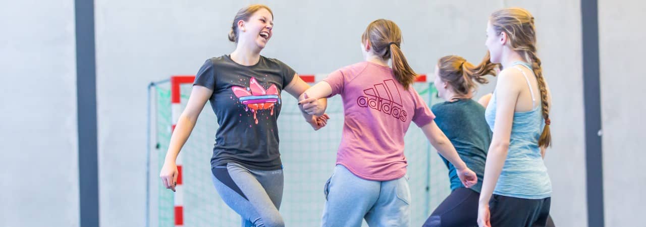 Teilnehmende an einem J+S-Kurs drehen sich im Kreis.