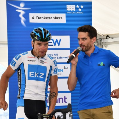 Ein Radsportler wird am 4. Dankesanlass interviewt.