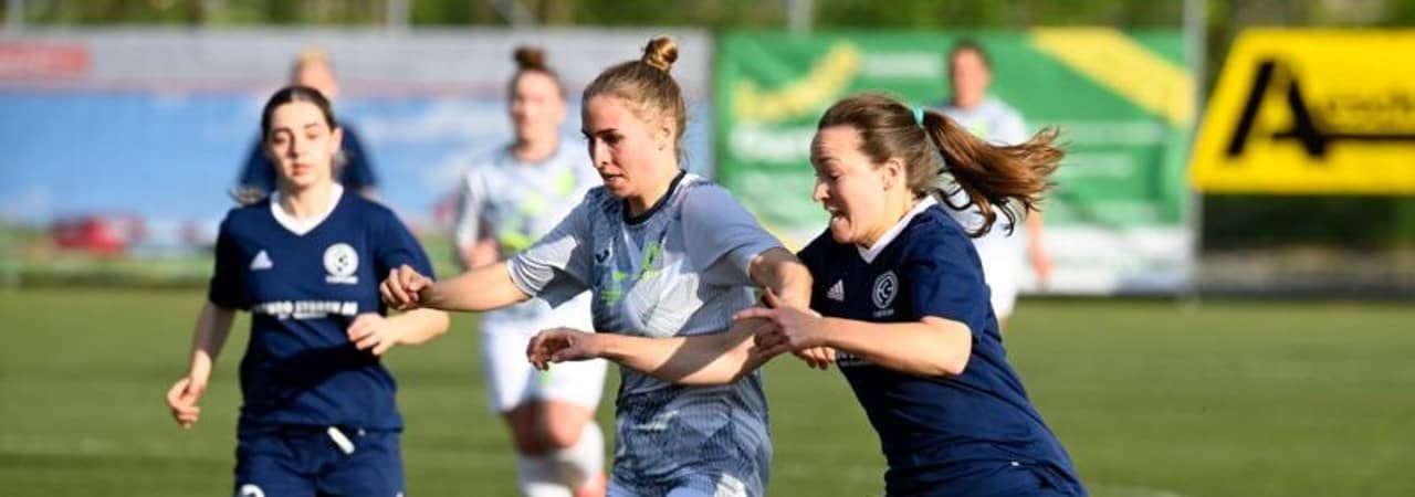 Eine Frauenfussballmannschaft ist am Fussball spielen.