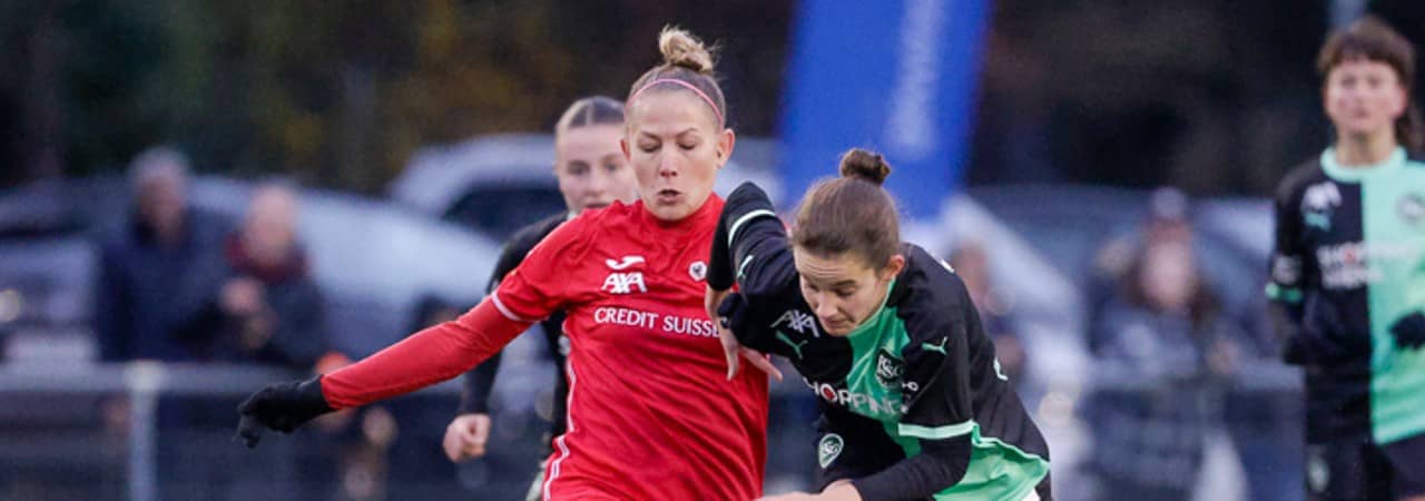 Eine Frauenfussballmannschaft ist am Fussball spielen.