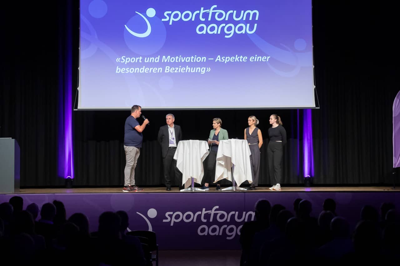 Die Moderatorin ist zusammen mit Leichtathletin Giulia Senn, Volleyballerin Charlotte Schneider, Schwimmtrainer Dirk Thölking und Regierungsrat Alex Hürzeler im Aargauer Sport Talk auf der Bühne.