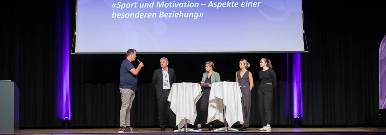 Die Moderatorin ist zusammen mit Leichtathletin Giulia Senn, Volleyballerin Charlotte Schneider, Schwimmtrainer Dirk Thölking und Regierungsrat Alex Hürzeler im Aargauer Sport Talk auf der Bühne.