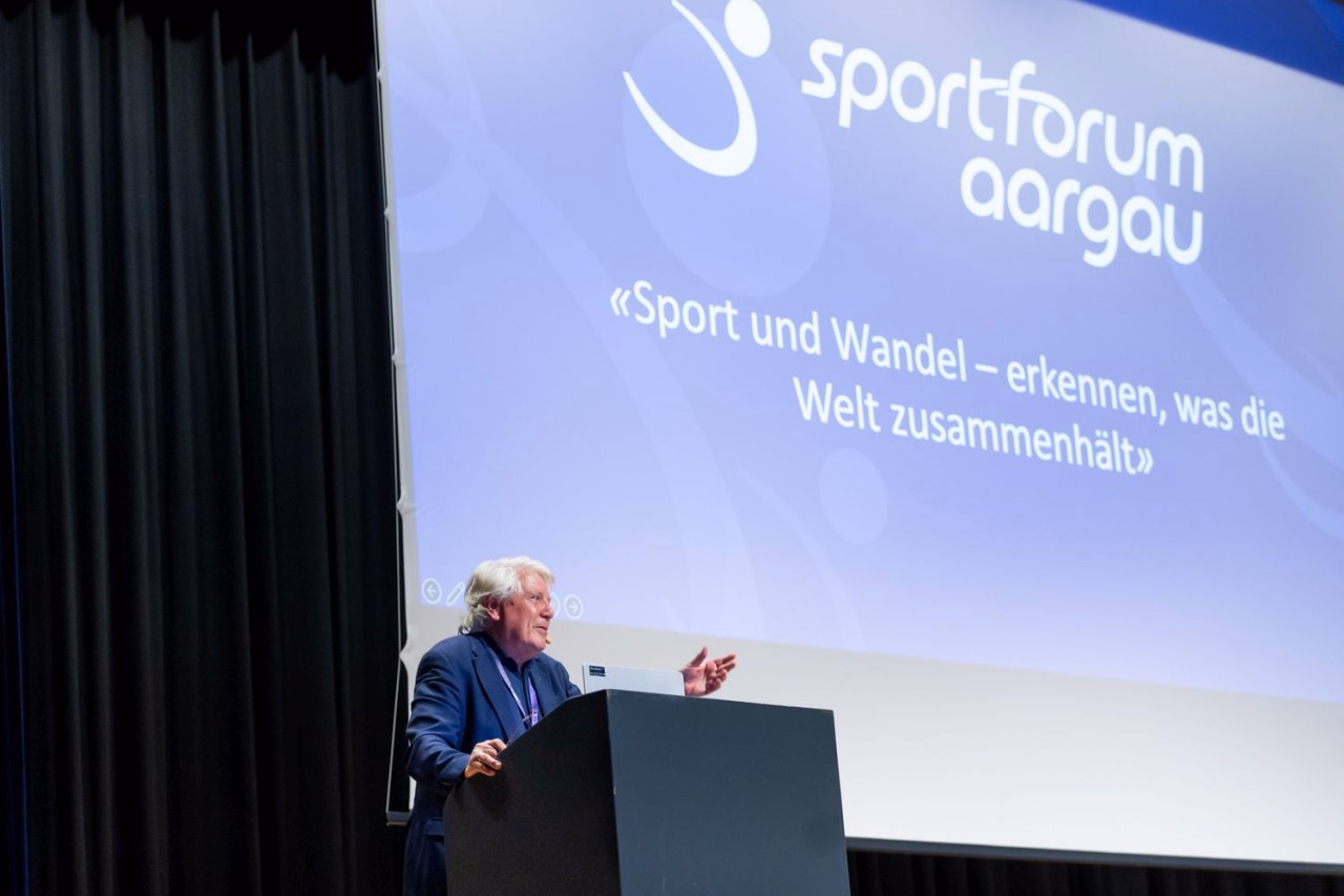 Ein Mann hält auf der Bühne am SPORT Forum Aargau ein Referat.