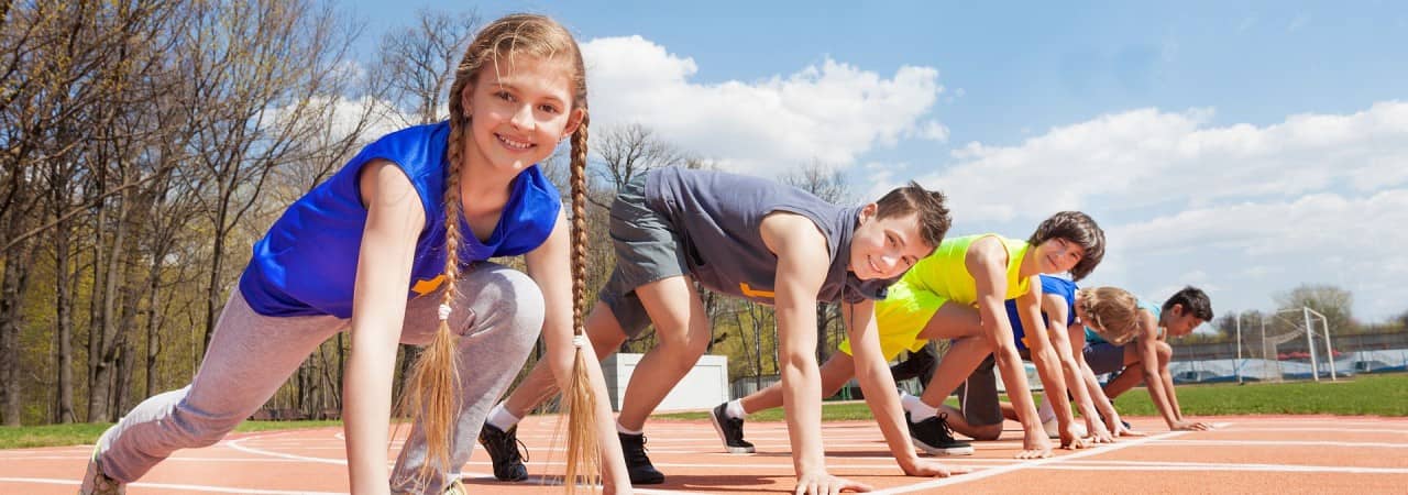 Jugendliche sind bereit an der Startlinie zum Sprint.