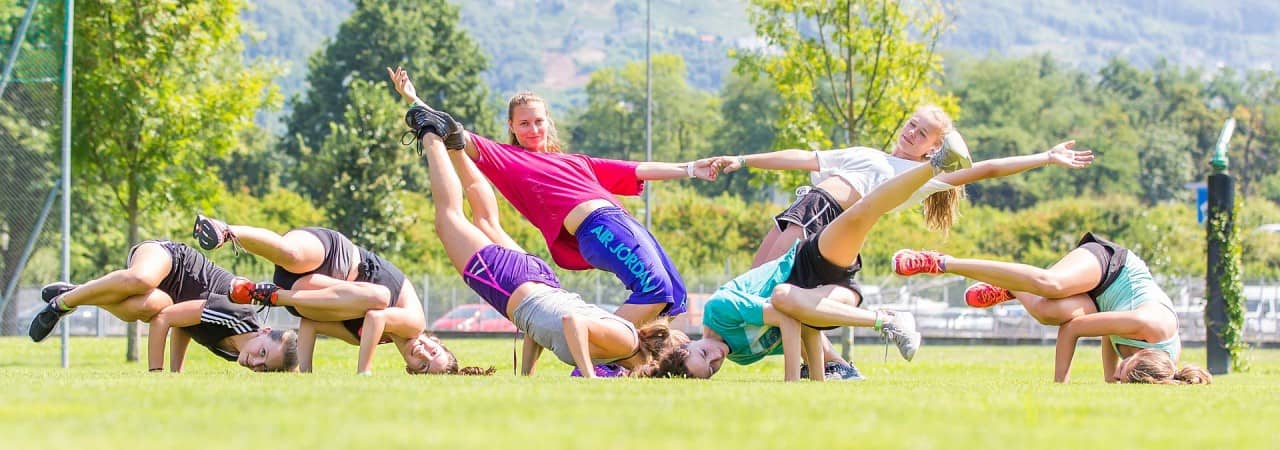 Jugendliche in einer Tanzpose