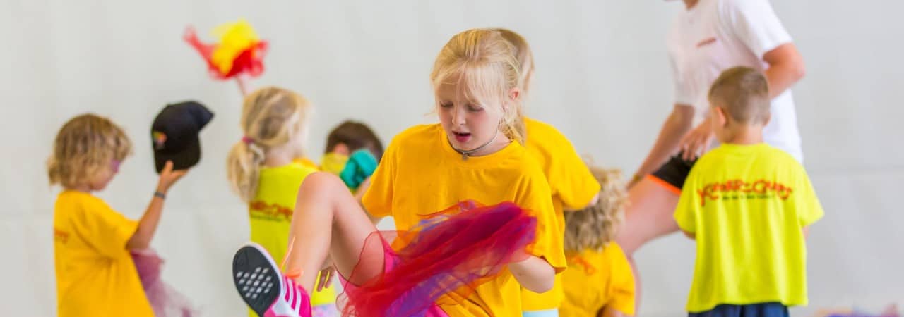 Kinder spielen mit Tüchern in der Sporthalle.