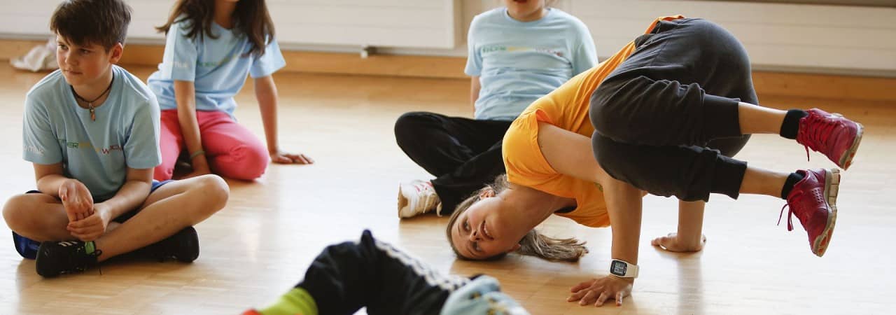 Kinder üben Breakdance