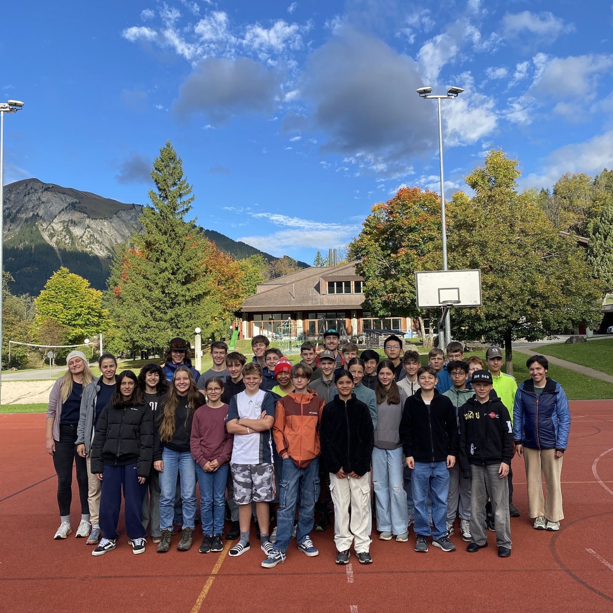 Ein Gruppenfoto mit allen Teilnehmenden am Jugendsportcamp an der Lenk in den Herbstferien 2025.