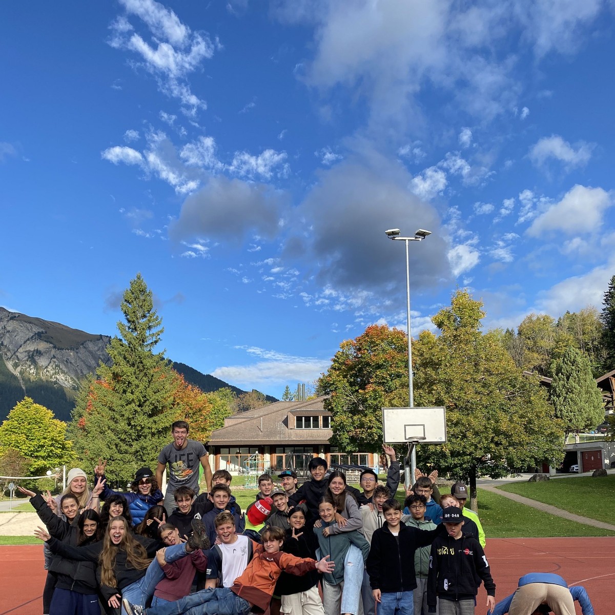 Ein Gruppenfoto mit allen Teilnehmenden am Jugendsportcamp an der Lenk in den Herbstferien 2025.