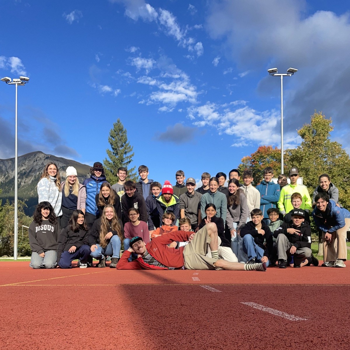 Ein Gruppenfoto mit allen Teilnehmenden am Jugendsportcamp an der Lenk in den Herbstferien 2025.