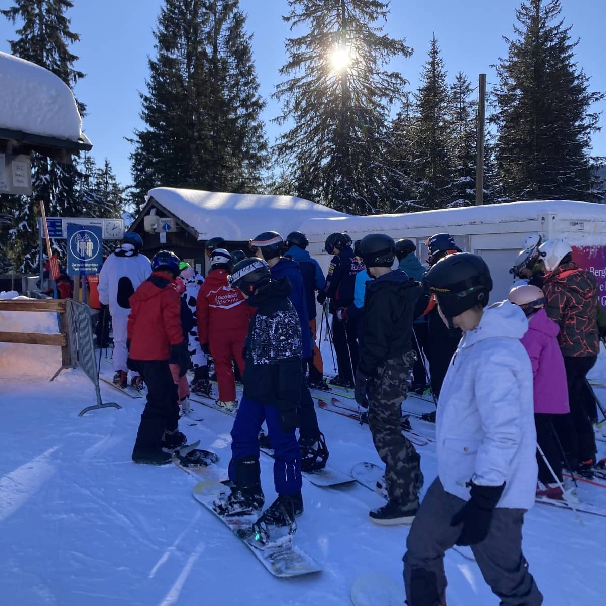 Personen stehen beim Skilift in der Lenzerheide an.