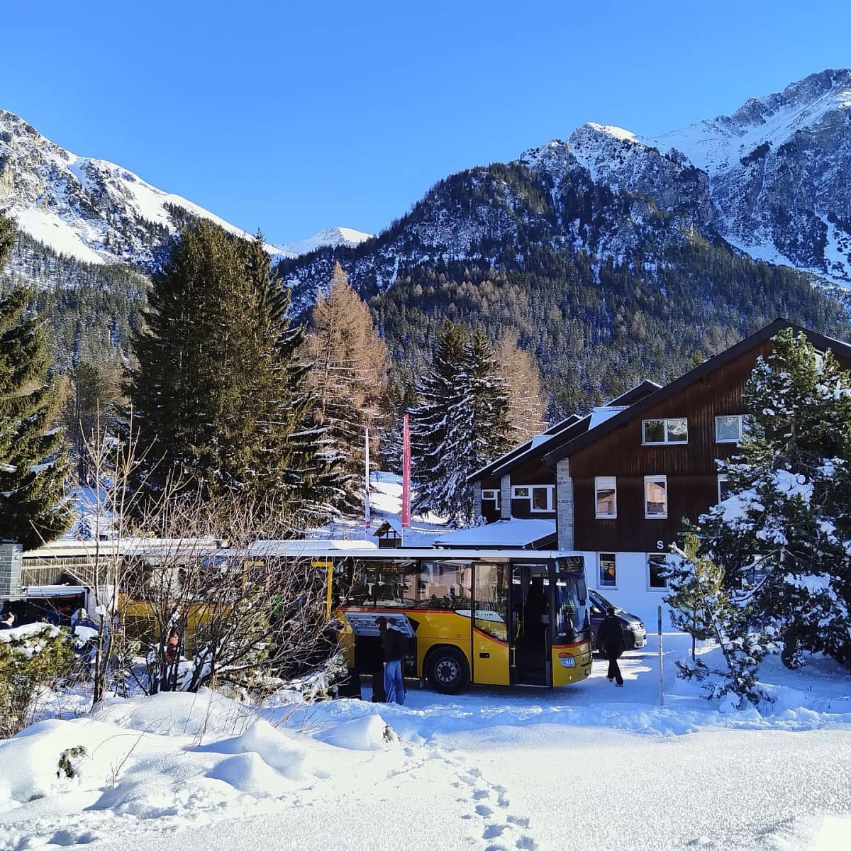 Das Postauto steht vor der Unterkunft Juhui Lenzerheide.