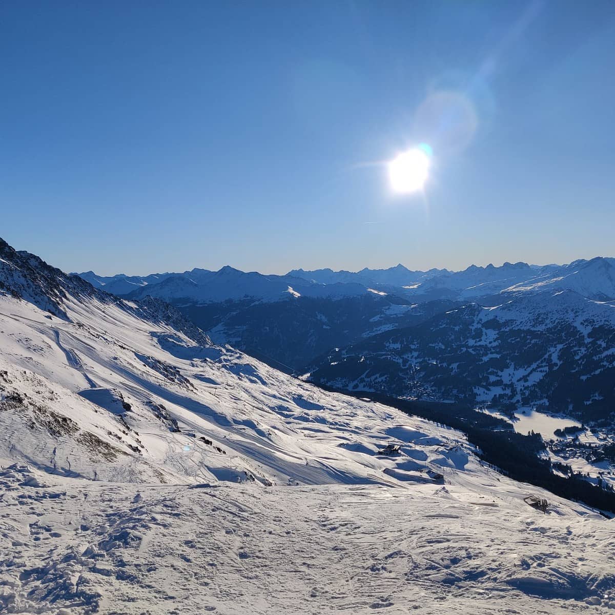 Eine schöne Aussicht in die verschneiten Berge bei wundervollem Sonnenschein.