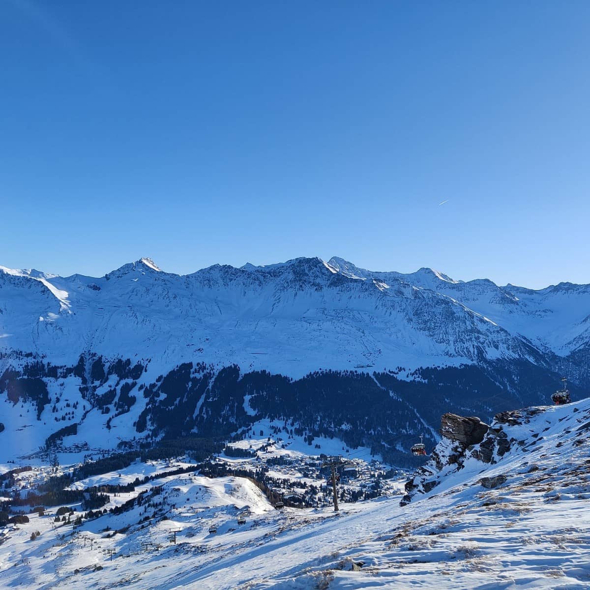 Eine schöne Aussicht in die verschneiten Berge bei wundervollem Wetter.