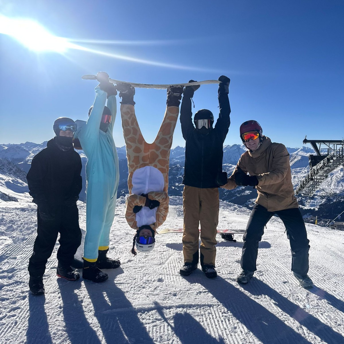 Fünf Personen posieren im Schnee.