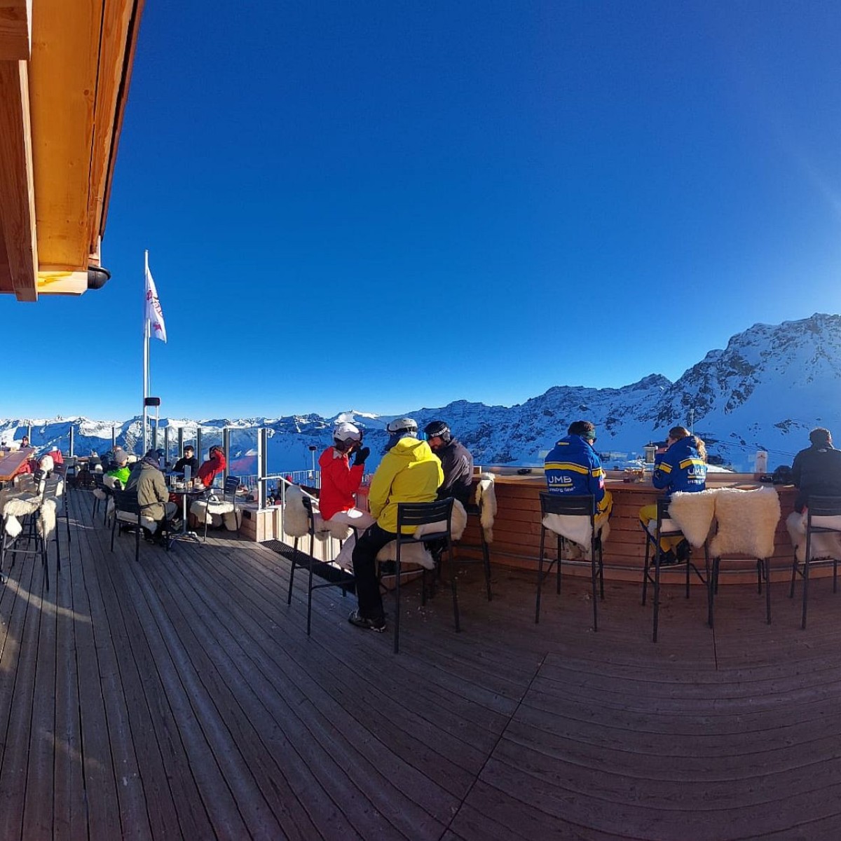 Eine schöne Aussicht in die verschneiten Berge bei wundervollem Wetter.