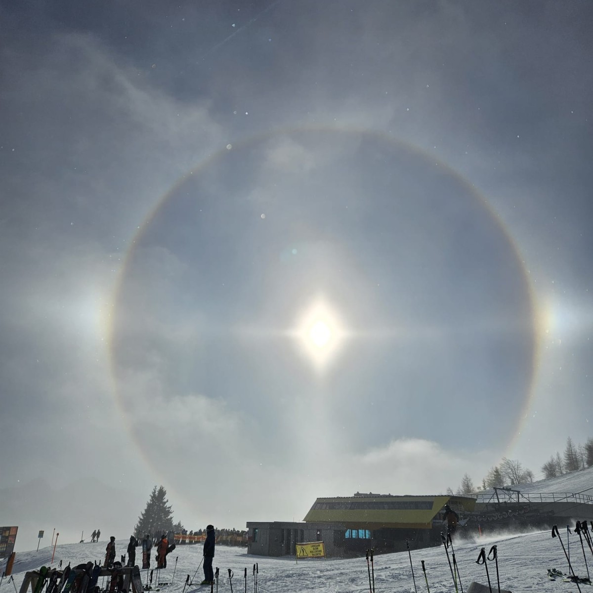 Eine Sicht auf die verschneiten Pisten bei Sonnenschein.