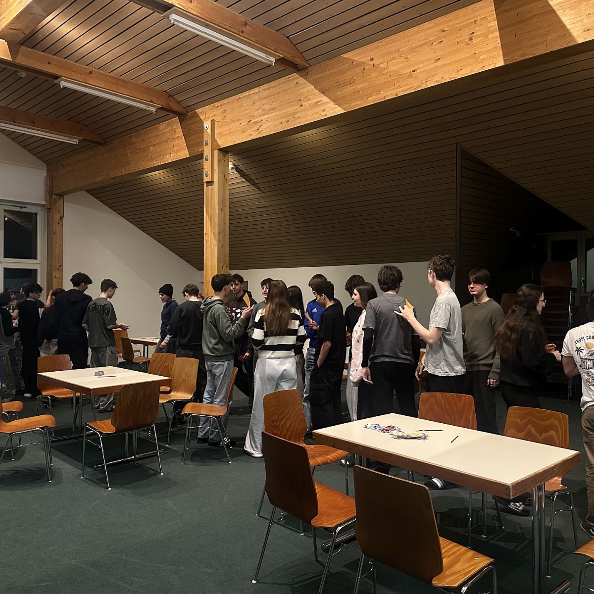 Viele Jugendliche machen im Lagerhaus ein Gruppenspiel.