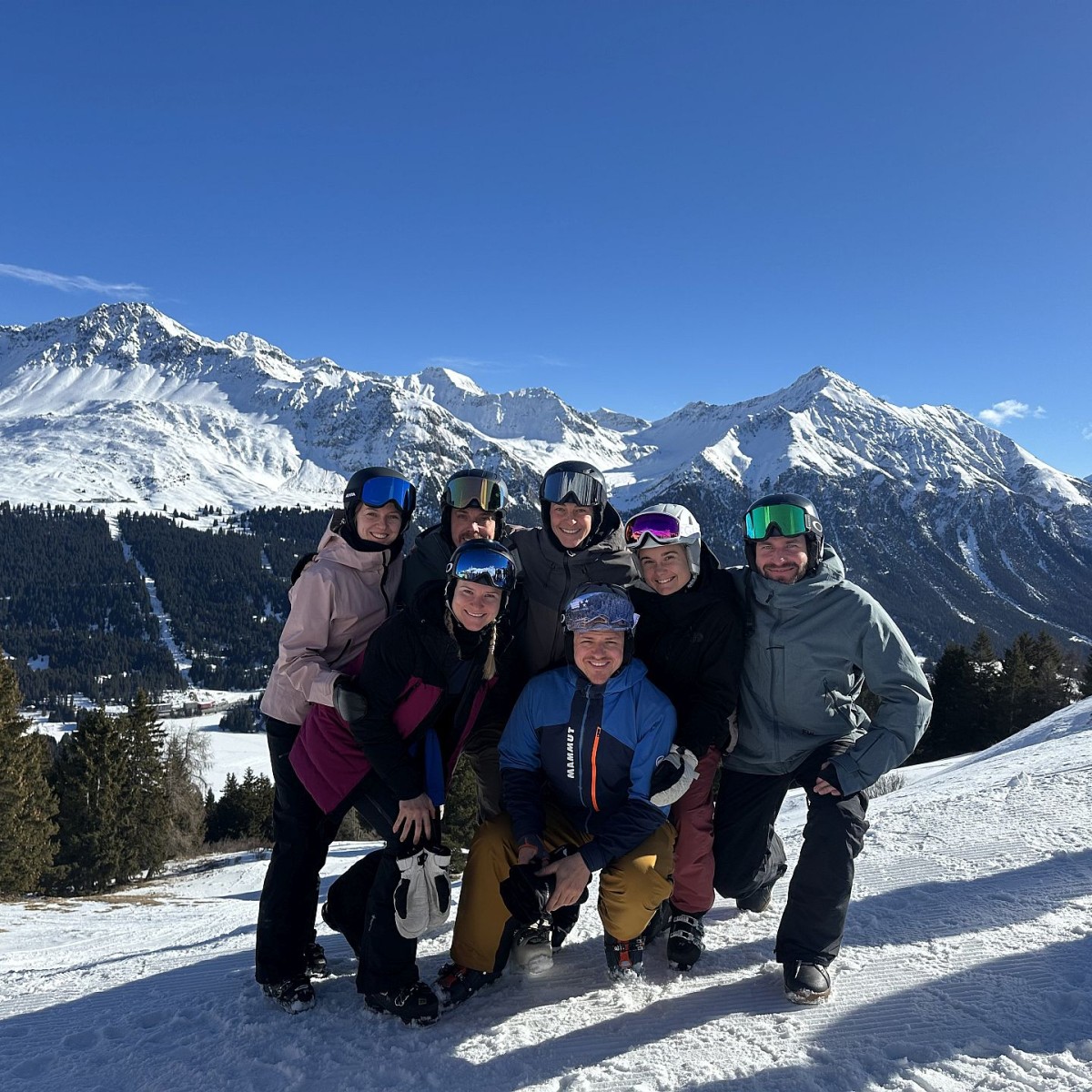 Sieben Personen posieren im Schnee.