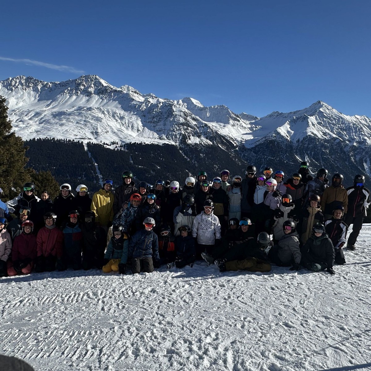 Ein Gruppenfoto mit allen Teilnehmenden am Jugendsportcamp in der Lenzerheide in den Sportferien 2026.